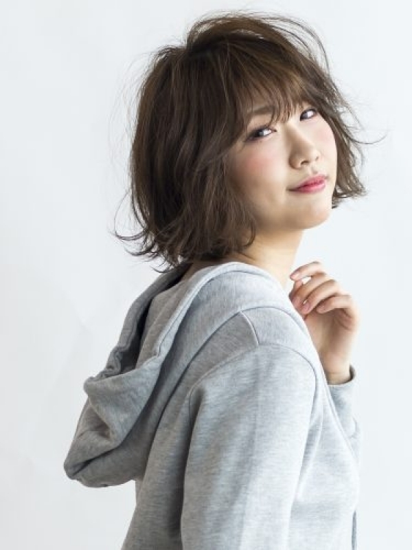 ふんわり透けバングのフェミニンボブ