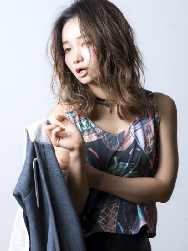 カジュアルスポーティなボサふわミディ