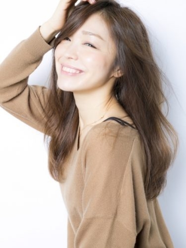 さらりと風になびくナチュラル内巻きストレート